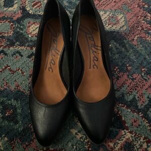 Zodiac Black Pebbled Leather Heels for Women size 8.5
